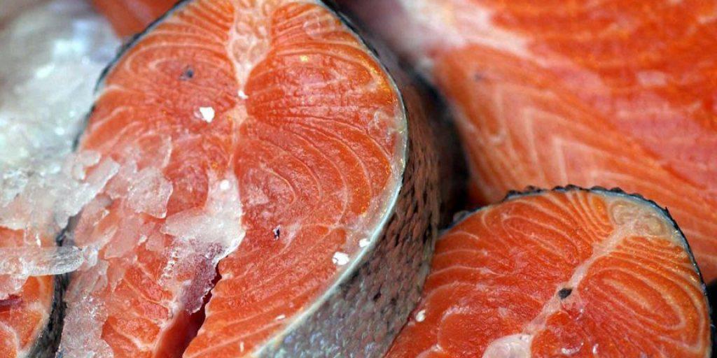 Beliebter Speisefisch: Lachstranchen auf einem Fischmarkt. (Archiv)