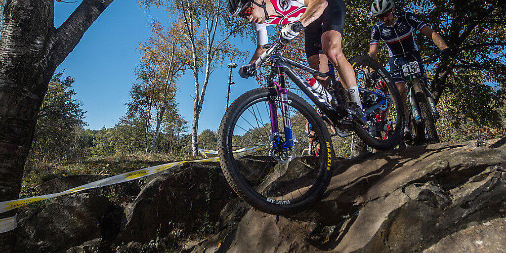 Mit 34 erstmals Europameister - Nino Schurter düpierte im Finish Titouan Carod (hinter ihm)