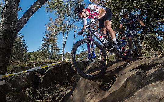 Mit 34 erstmals Europameister - Nino Schurter düpierte im Finish Titouan Carod (hinter ihm)