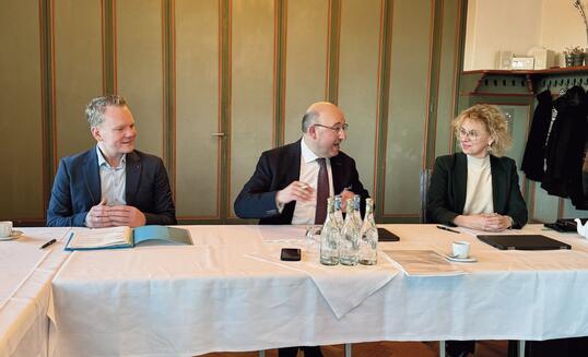 Landesstatthalter Christof Bitschi (Vorarlberg), Regierungsrat Beat Tinner (Kanton St. Gallen) als Gastgeber und Regierungsrätin Graziella Marok-Wachter (Liechtenstein) trafen sich zu der dritten Sitzung der trilateralen Kommission zur Verbesserung des grenzüberschreitenden  Verkehrs in Sax.