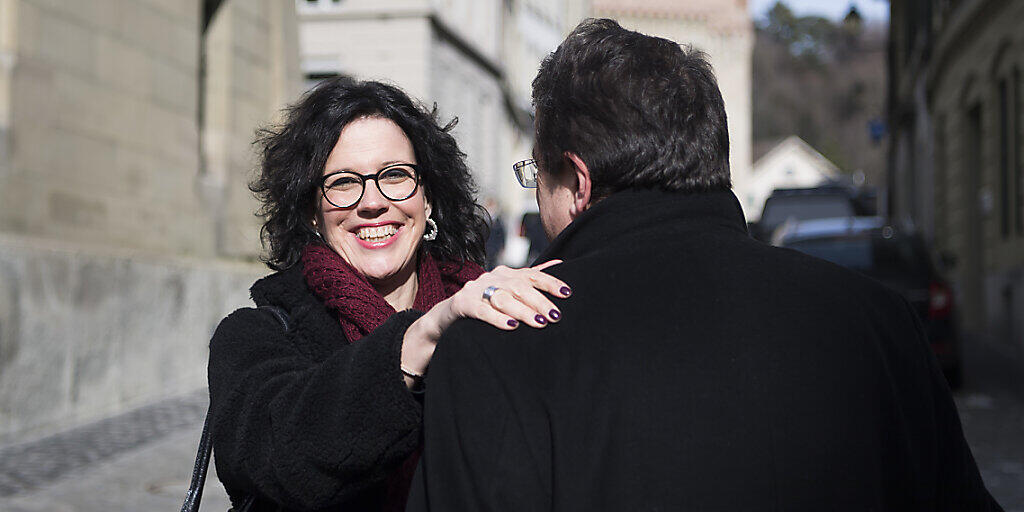 Die neue Waadtländer FDP-Staatsrätin Christelle Luisier (links) mit dem bisherigen FDP-Staatsrat Pascal Broulis am Sonntag vor dem Regierungssitz in Lausanne.