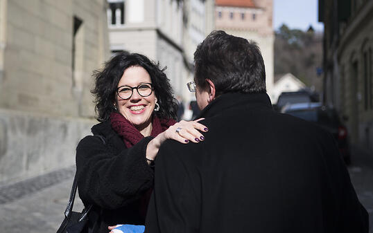 Die neue Waadtländer FDP-Staatsrätin Christelle Luisier (links) mit dem bisherigen FDP-Staatsrat Pascal Broulis am Sonntag vor dem Regierungssitz in Lausanne.