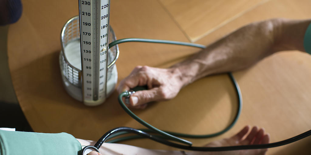 Ein Arzt misst den Blutdruck einer Patientin. Laut santésuisse steigen die Kosten vor allem im spitalambulanten Bereich. (Symbolbild)