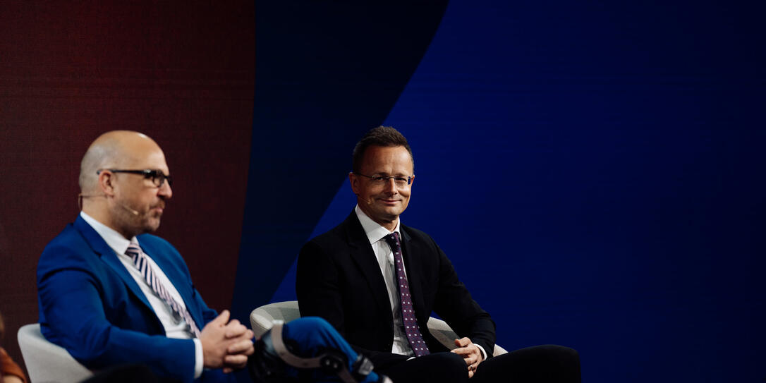 Regierungschef Daniel Risch diskutiert mit dem ungarischen Aussenminister Péter Szijjártó am St.Gallen Symposium.