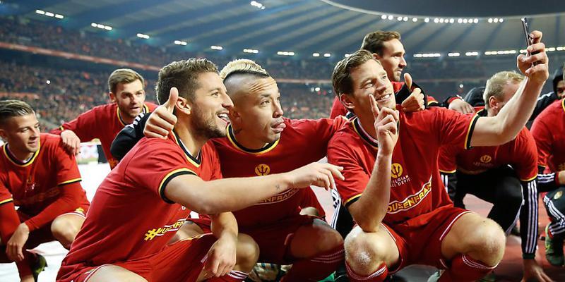 Freude über Platz 1 bei den Belgiern Mertens, Nainggolan und Verthonghen (von links)