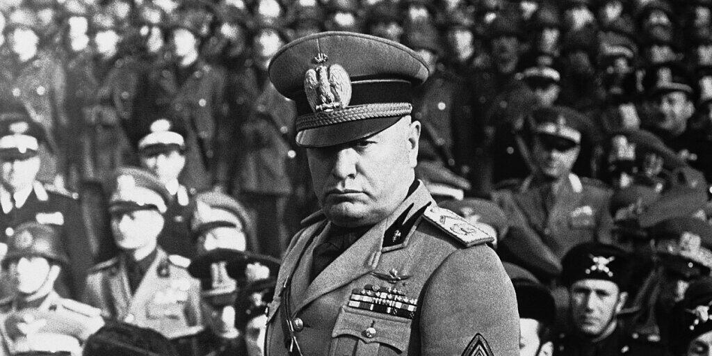 Der italienische Diktator Benito Mussolini im Februar 1943, rund zwei Jahre vor seinem Tod: am Sonntag wird die Familienkrypta in seinem norditalienischen Heimatdorf Predappio der Öffentlichkeit zugänglich gemacht. (Archivbild)