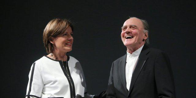 Malu Dreyer übergibt Bruno Ganz die Carl-Zuckermayer-Medaille