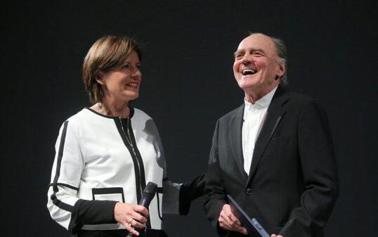 Malu Dreyer übergibt Bruno Ganz die Carl-Zuckermayer-Medaille