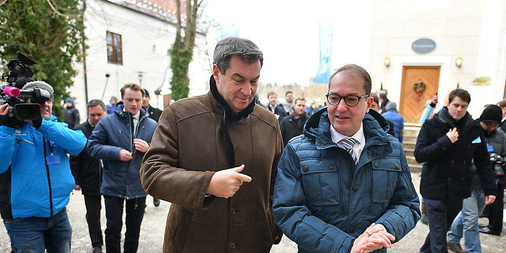 Der bayrische Ministerpräsident Markus Söder (links) und der Chef der CSU-Landesgruppe im Bundestag, Alexander Dobrindt, bei ihrer Ankunft zur Klausurtagung im Kloster Seeon in Bayern.