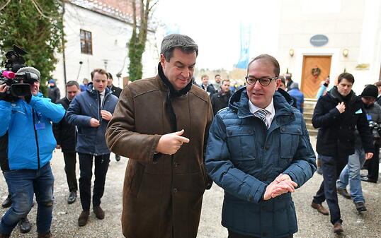 Der bayrische Ministerpräsident Markus Söder (links) und der Chef der CSU-Landesgruppe im Bundestag, Alexander Dobrindt, bei ihrer Ankunft zur Klausurtagung im Kloster Seeon in Bayern.