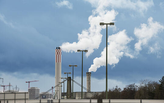 2019 wurde in der Schweiz mehr Energie verbraucht als im Vorjahr. Hauptgrund ist, dass mehr geheizt wurde. Im Bild das Heizkraftwerk Aubrugg in Wallisellen ZH. (Archivbild)