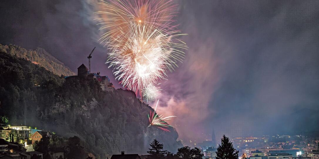 2302 feuerwerk Vaduz - Staatsfeiertag