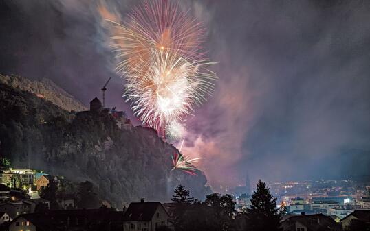 2302 feuerwerk Vaduz - Staatsfeiertag