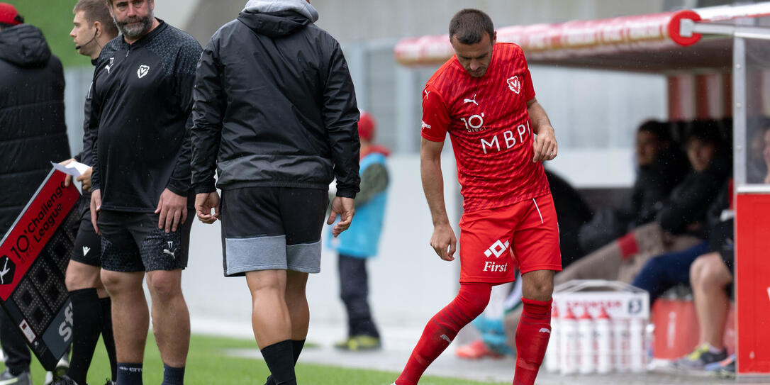 Musste raus: Milan Gajic verletzte sich in der 50. Minute gegen Xamax am Knie. Er fällt nun gegen Schaffhausen und wohl auch noch einige Wochen länger aus.