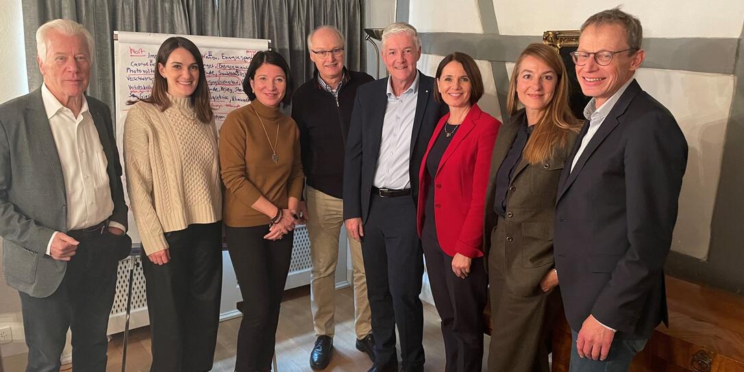 Die Wort des Jahres-Jury: Günther Meier, Magdalena Hilbe, Carmen Dahl, Dieter Gunz, Peter Rutz, Cécile Bachmann, Doris Büchel und Daniel Quaderer.  