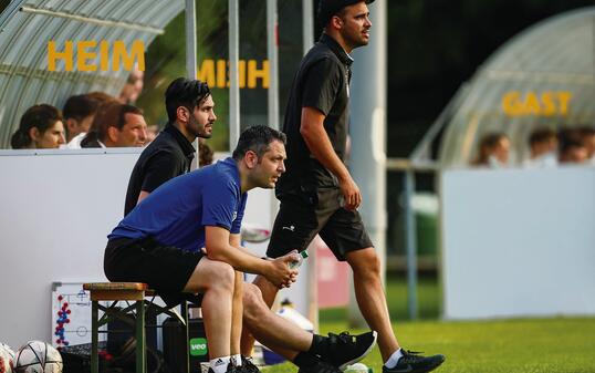 Das Trainertrio in Balzers mit Michele Polverino (Assistent), Daniele Polverino (Assistent) und Martin Brenner (Cheftrainer) (v.l.).