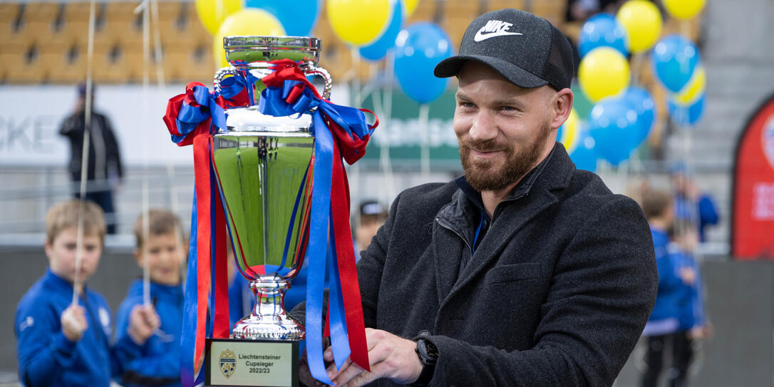 Martin Rechsteiner bringt den Pokal.