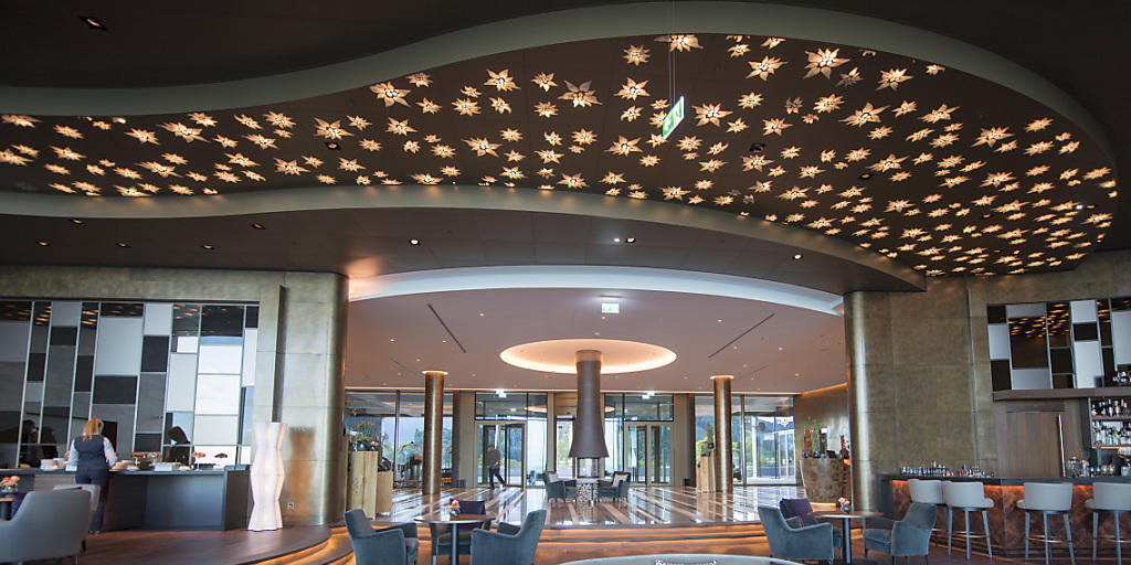 Nun ist auch das Fünf-Sterne-Hotel offen. Im Bild die Reception des Buergenstock Hotel.