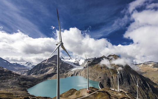 Wichtiger Beitrag zur Energiewende oder Verschandelung der Landschaft? Landschaftsschützer sind sich bei der Energiestrategie uneins. Im Bild: Windenergieanlage beim Nufenenpass.