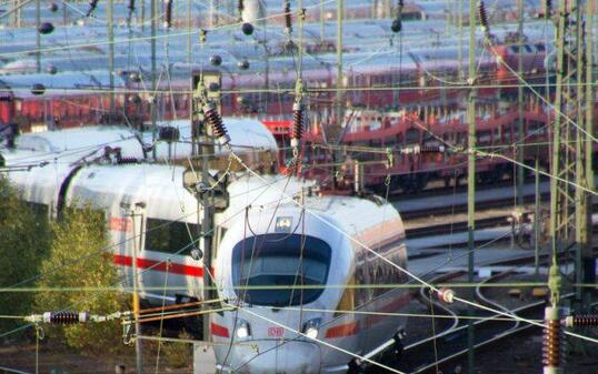 Zug der Deutschen Bahn verlässt Depot in Hamburg (Archiv)