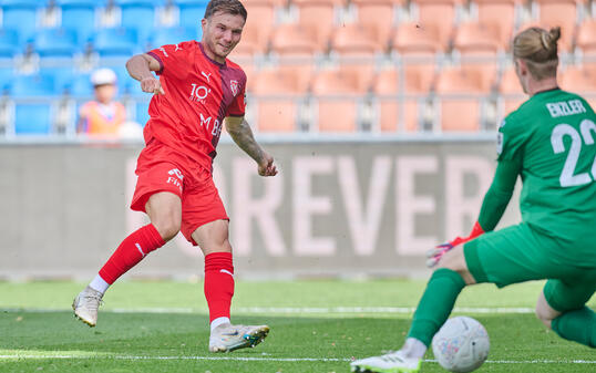 Dominik Schwizer erzielt in der 22. Minute das wichtige 1:0.