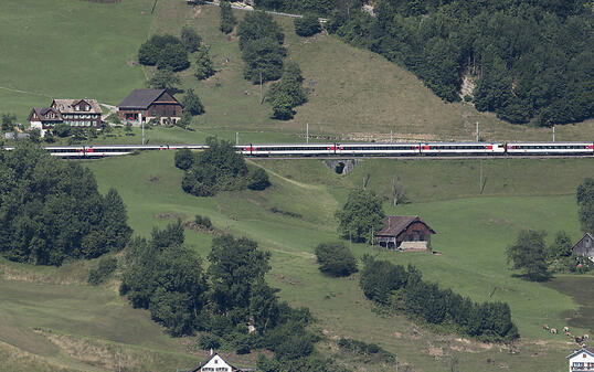 Ein Gotthardzug am östlichen Zugerseeufer. Die 15 Kilometer lange Strecke zwischen Zug und Arth-Goldau ist ab Sonntag bis Dezember 2020 wegen Ausbau- und Sanierungsarbeiten gesperrt. (Archivaufnahme)