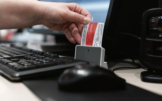 KRANKENVERSICHERUNGSKARTE, KVG, SCHWEIZERISCHE KRANKENVERSICHERUNGSKARTE, VERSICHERUNGSKARTE, KRANKENKASSE, SCHWEIZERISCHE VERISCHERUNGSKARTE, KRANKENKASSE, KRANKENKASSEN, KRANKENKASSENKARTE, VERSICHERUNGSKARTE, SYMBOLBILD, APOTHEKE,