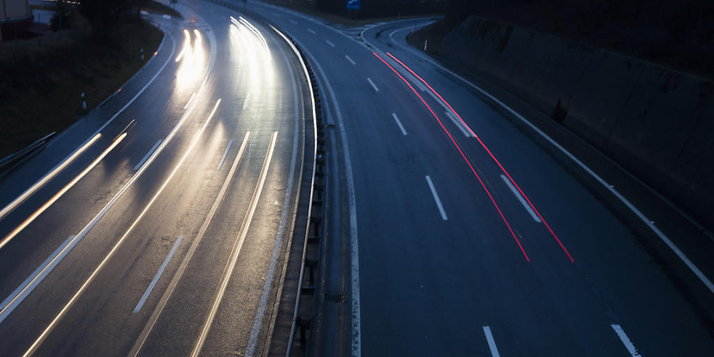 Die Milchkuh-Initiative hat an der Urne eine überraschend deutliche Abfuhr erlitten. Das Schweizer Volk will nicht, dass die gesamten Erträge der Mineralölsteuer und der Autobahnvignette in den Ausbau des Strassenverkehrs fliessen. (Symbolbild)