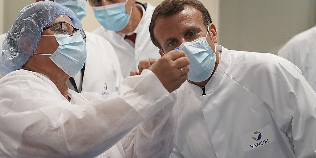 Das freut auch den französischen Präsidenten Emmanuel Macron: Der Sanofi-Konzern will bis im ersten Quartal 2021 die Zulassung für seinen Corona-Impfstoff erhalten.