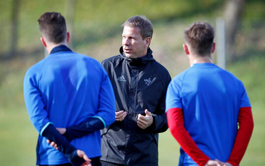 Liechtensteins Nationaltrainer Rene Pauritsch instruiert seine Jungs.