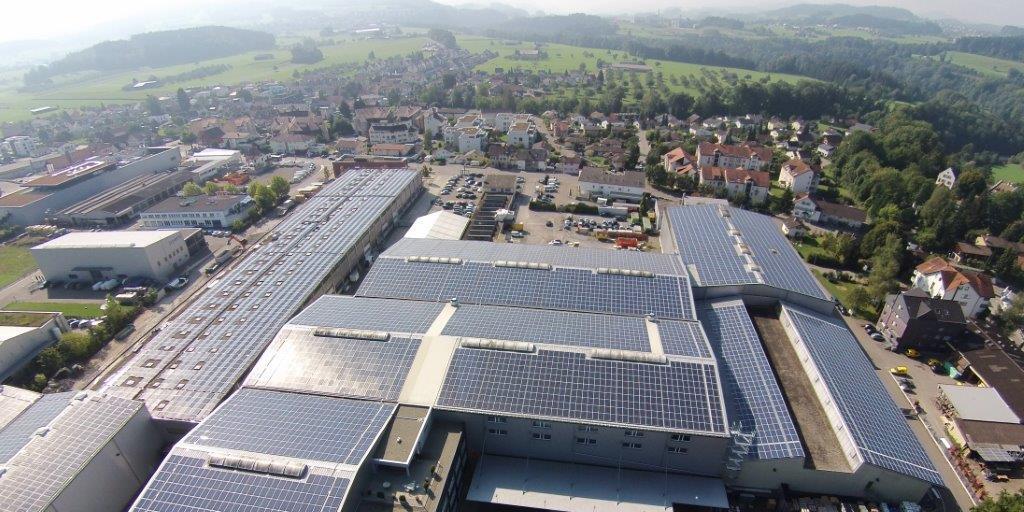 In Schwarzenbach (SG) steht die erste Solaranlage der Schweiz, die Regelenergie zur Stabilisierung des Stromnetzes produziert.