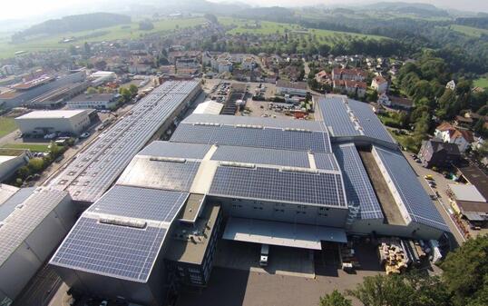 In Schwarzenbach (SG) steht die erste Solaranlage der Schweiz, die Regelenergie zur Stabilisierung des Stromnetzes produziert.