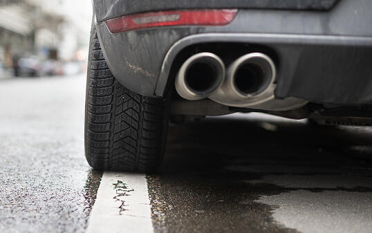 Ein SUV auf einem Parkplatz in Zürich: Neuwagen haben 2019 mehr CO2 pro Kilometer ausgestossen als erlaubt. (Themenbild)