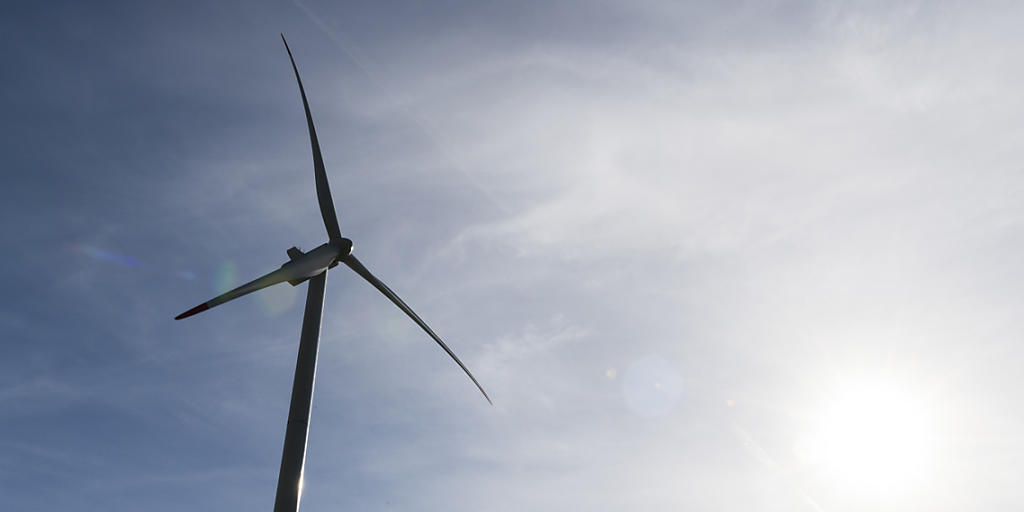 Der Bundesrat will Fördermassnahmen für erneuerbare Energien - wie etwa Windenergieanlagen - durch Lenkungsabgaben ersetzen. (Symbolbild)