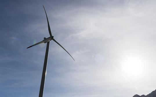 Der Bundesrat will Fördermassnahmen für erneuerbare Energien - wie etwa Windenergieanlagen - durch Lenkungsabgaben ersetzen. (Symbolbild)