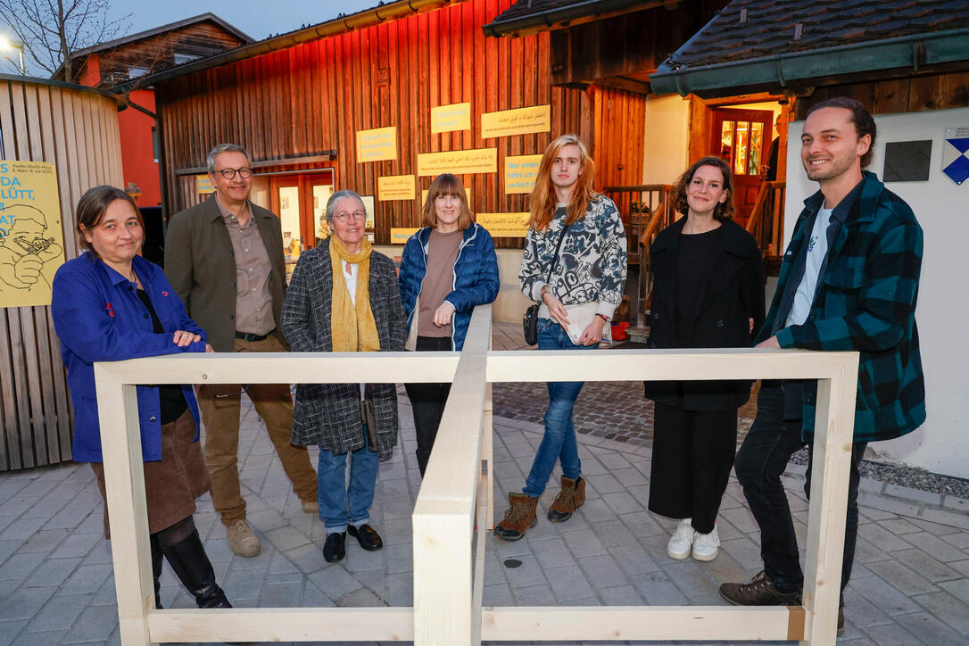 Vernissage der Austellung «Ma maus halt reda med da Lütt, med am Vää tuat mas oo». Küefer-Martis Huus, Ruggell.