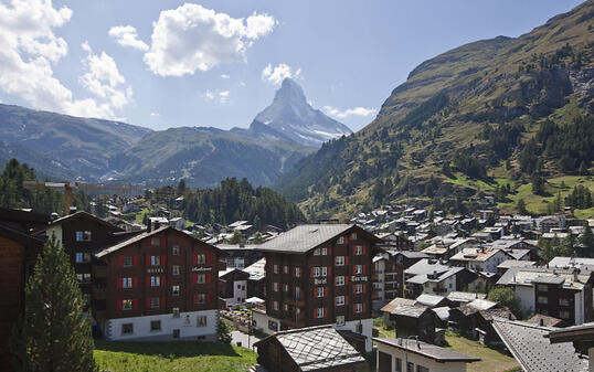 Das Bundesgericht schiebt dem Verkauf einer Wohnung unter Ausländern in Zermatt einen Riegel und taxiert die bisherige Walliser Praxis als rechtswidrig. (Archivbild)