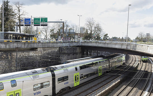 Der öffentliche Verkehr will seinen Energieverbrauch bis 2050 um 30 Prozent senken: BLS-Zug in Bern. (Archiv)