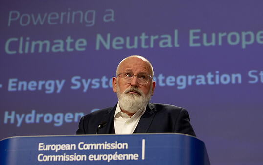 EU-Kommissionsvizepräsident Frans Timmermans hat am Mittwoch in Brüssel die Wasserstoff-Strategie der EU-Kommission vorgestellt. Sie will die EU zu einem Vorreiter beim Einsatz von Wasserstoff als Energieträger machen.