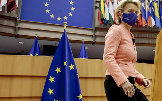 dpatopbilder - Ursula von der Leyen, Präsidentin der Europäischen Kommission, kommt ins Europäische Parlament, um während der Plenarsitzung ihre erste Rede zur Lage der Union zu halten. (RECROP) Foto: Olivier Hoslet/Pool EPA/AP/dpa