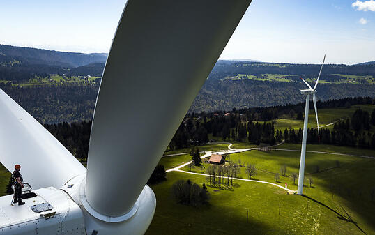 Die Stromproduktion durch Windenergie fristet in der Schweiz ein Mauerblümchen-Dasein. (Archiv)