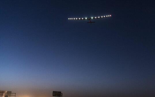 Der Solarflieger "Solar Impulse 2", hier beim Abheben in Sevilla, befindet sich auf seiner letzten Etappe zwischen Kairo und Abu Dhabi. Dort begann vor einem Jahr die Weltumrundung. (Archivbild)