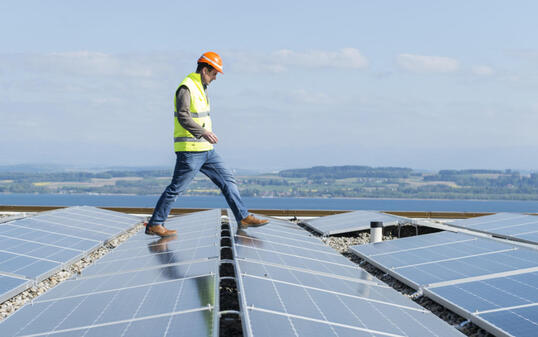 Technologien zur Speicherung von Strom aus Solar- und Windkraftwerken entwickeln sich rasant. Forscher sehen die Speicherung nicht als unlösbarer Problem. (Symbolbild)