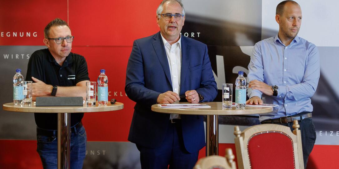 Manfred Bischof (mitte) versprach Anfangs Juni schönes Wetter für die beiden Tour de Suisse-Etappen in Liechtenstein.