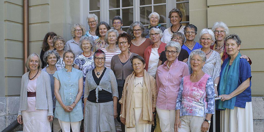 Gesundheitsrisiko Hitze: Ältere Frauen wehren sich gegen die Klimapolitik des Bundes. Gruppenbild nach der Gründungssitzung der KlimaSeniorinnen Schweiz im Augst 2016 in Bern. (Archivbild)