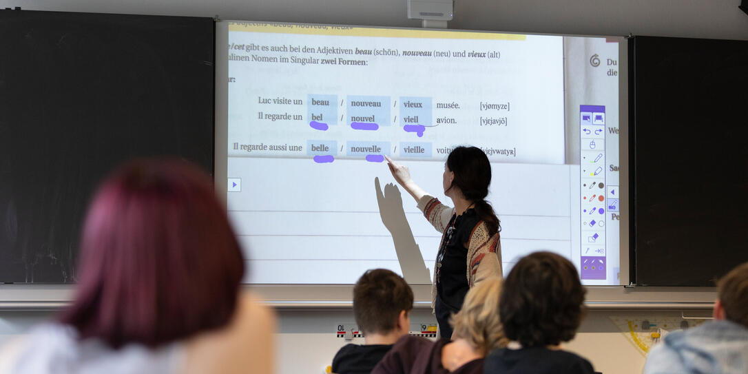 KANTONSSCHULE, KANTONSSCHULE GLARUS, GYMNASIUM, SCHULKLASSE, KLASSE, SCHULZIMMER, KLASSENZIMMER, FACHMITTELSCHULE, BERUFSBILDENDE FACHMITTELSCHULE, KANTON GLARUS, LANGZEITGYMNASIUM, KURZZEITGYMNASIUM, MATURA, AUSBILDUNG, SCHUELERINNEN, SCHUELERIN, WHITEBOA