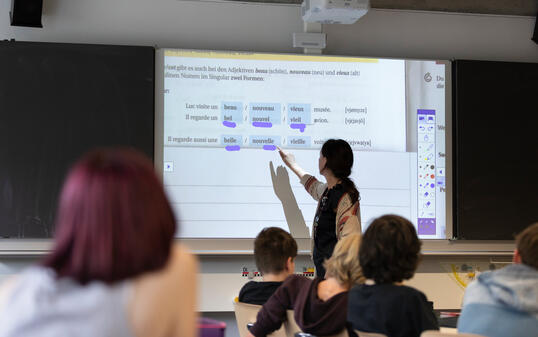 KANTONSSCHULE, KANTONSSCHULE GLARUS, GYMNASIUM, SCHULKLASSE, KLASSE, SCHULZIMMER, KLASSENZIMMER, FACHMITTELSCHULE, BERUFSBILDENDE FACHMITTELSCHULE, KANTON GLARUS, LANGZEITGYMNASIUM, KURZZEITGYMNASIUM, MATURA, AUSBILDUNG, SCHUELERINNEN, SCHUELERIN, WHITEBOA