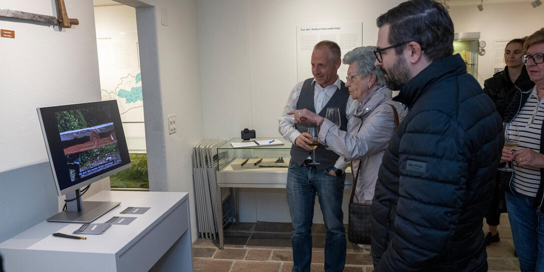 240531 Vernissage "Spuren der Zeit – Magerheuhütten" im Walsermuseum, Triesenberg.