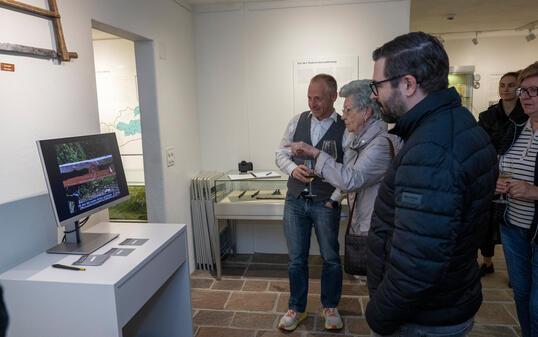 240531 Vernissage "Spuren der Zeit – Magerheuhütten" im Walsermuseum, Triesenberg.