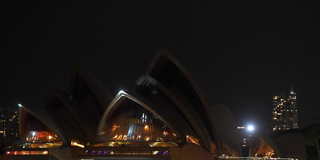 Das Opernhaus von Sydney für einmal ohne Beleuchtung: Während der "Earth Hour" vom Samstagabend von 20.30 Uhr bis 21.30 Uhr löschen zahlreiche Wahrzeichen ihre Lichter, um auf den Klimaschutz aufmerksam zu machen.